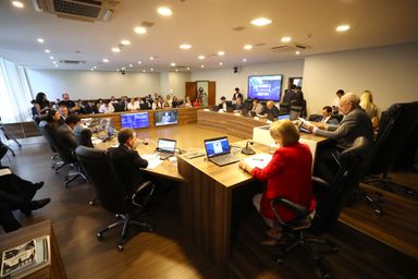 Projeto que institui o programa Universaliza Paraná, com foco na expansão do saneamento básico em municípios prioritários, avança na CCJ