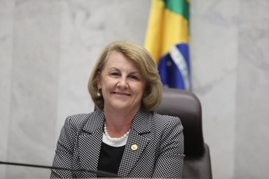Assembleia Legislativa homenageia destaques da odontologia do Paraná