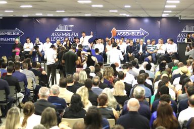 Em Sessão Especial, Assembleia Itinerante homenageia personalidades e recebe demandas de Arapongas