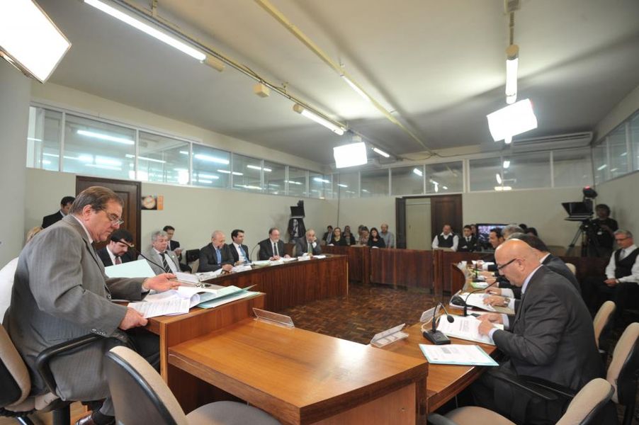 Parlamentares reunidos na CCJ nesta quarta-feira (23).