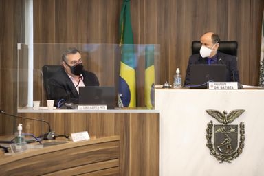 Avanço da vacinação resulta em queda nos casos de Covid no Paraná, mas não significa o fim da guerra, diz secretário de saúde
