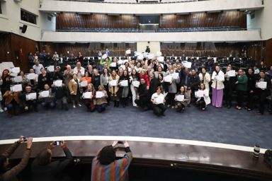 Enfermeiras e enfermeiros recebem homenagem na Assembleia Legislativa do Paraná