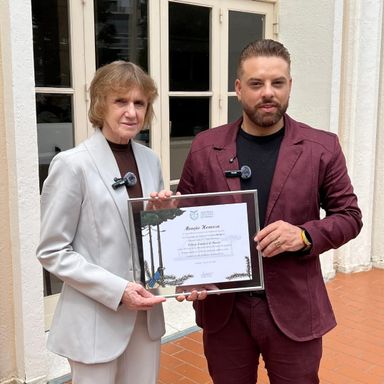 Deputada Luciana Rafagnin (PT) entrega menção honrosa pelos 180 anos do Colégio Estadual do Paraná
