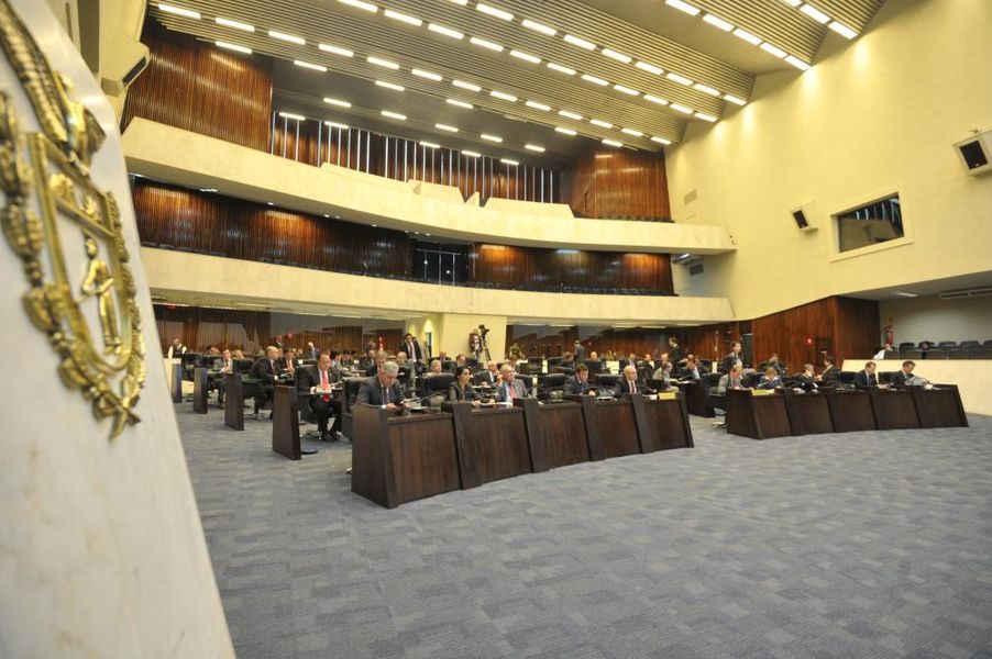 Parlamentares reunidos na sessão plenária desta segunda-feira (05).