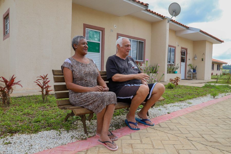 cobra condominio idosos