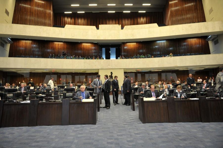 Parlamentares reunidos na sessão plenária desta quarta-feira (16).