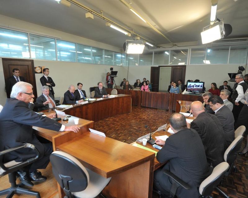Parlamentares reunidos na CCJ desta terça-feira (15). 