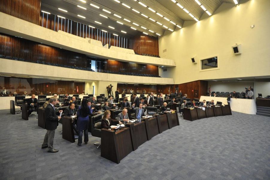 Visão geral do plenário durante a sessão desta quarta-feira (30). 