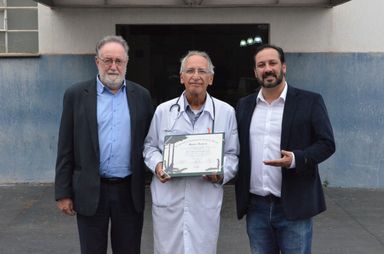 Deputado Tercilio Turini homenageia médico Armando Martins pelos 50 anos de profissão