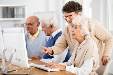 Projeto de lei quer criar campanha de inclusão digital destinada a idosos