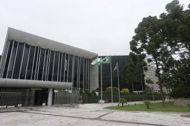 Fim da aposentadoria para ex-governadores entrará na pauta da próxima semana