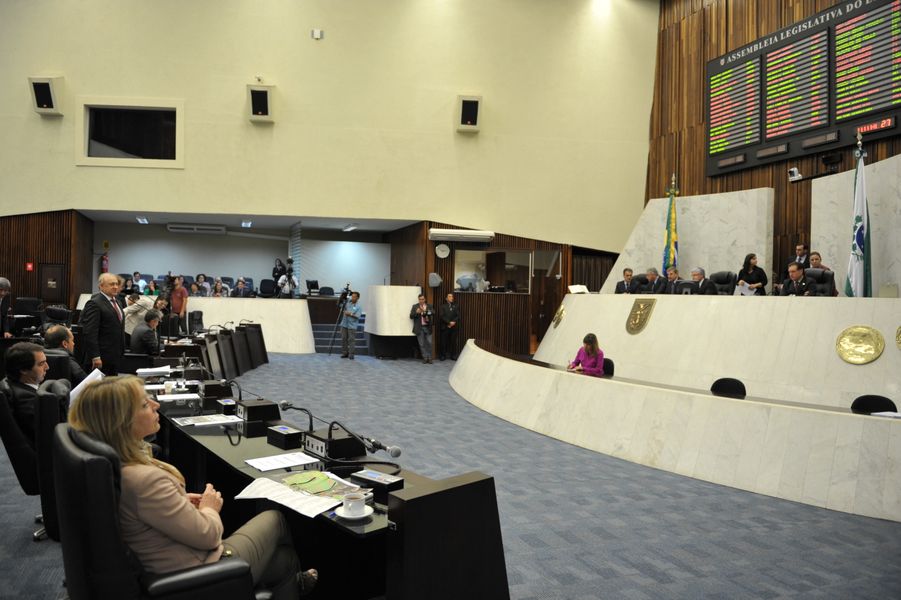 Sessão plenária desta segunda-feira (06).