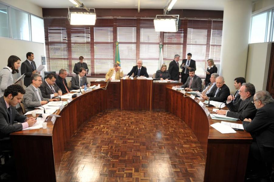 Parlamentares reunidos na CCJ desta terça-feira (08).