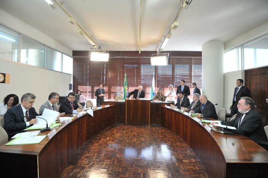 Parlamentares reunidos na CCJ desta terça-feira (20).