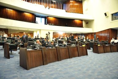 Deputados aprovam nove projetos e sete indicações