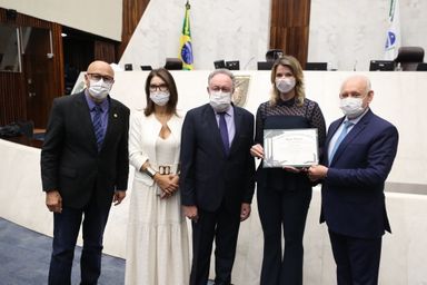 Juíza da Vara de Adolescentes de Londrina é homenageada pela Assembleia Legislativa