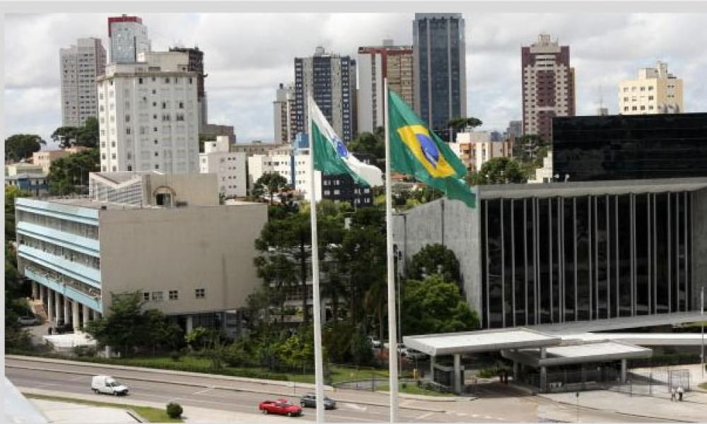 Visão lateral da Assembleia Legislativa do Paraná.