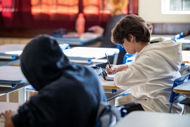 Leis estaduais garantem alimentação saudável, cuidado com a saúde e permanência dos alunos nas escolas do Paraná