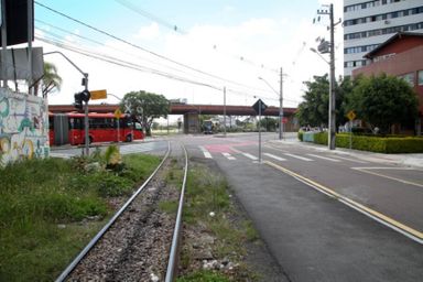 Proposta regulamenta sinalização em passagem de nível nas cidades