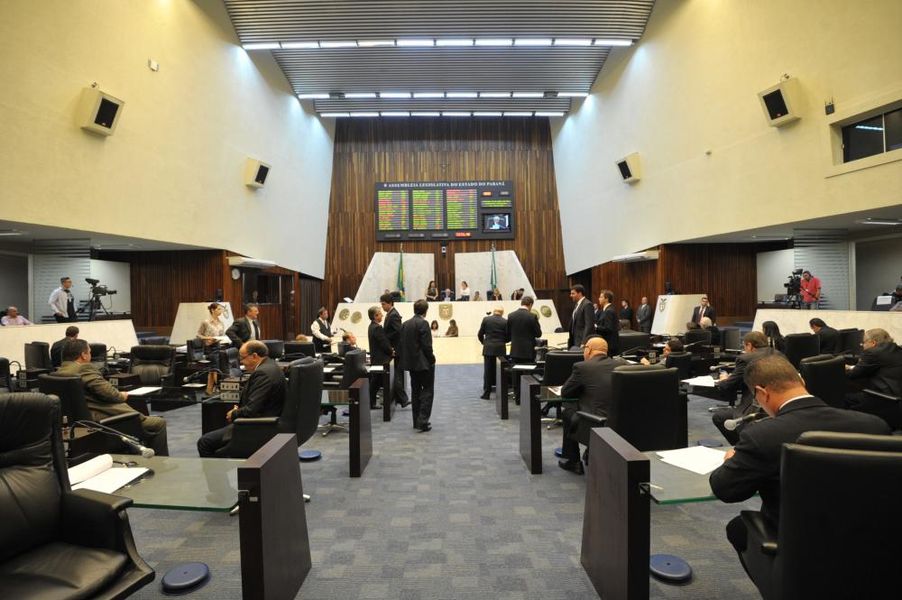 Visão do plenário durante a sessão desta terça-feira (08).