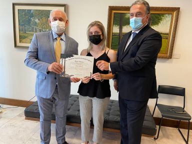Cantora e influencer digital paranaense recebe título da Assembleia Legislativa