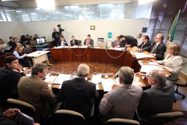 Projetos de reajuste de taxas do DETRAN e contratação de PPPs começam a ser analisadas na CCJ