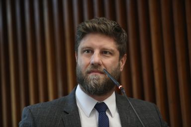 Oposição contesta aprovação acelerada da privatização da Ferroeste na Assembleia