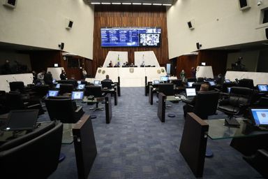 Segue para sanção projeto que autoriza pagamento com cartão de débito ou crédito nos cartórios do Paraná