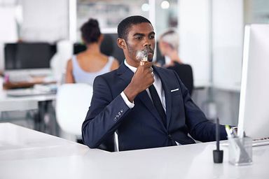 Uso de cigarro eletrônico e narguilé em ambientes fechados é proibido no Paraná