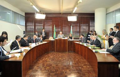 CCJ aprova mensagem que prorroga mandatos de diretores de escolas