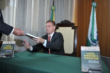 Livro apresenta bastidores da CPI das Falências
