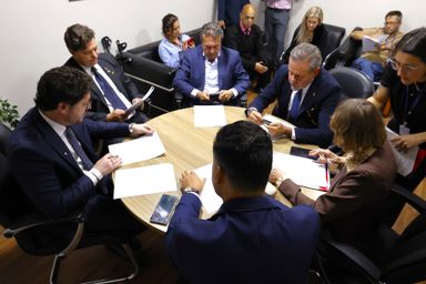 Comissão aprova projetos que fortalecem roteiros, eventos e atrativos turísticos do Paraná