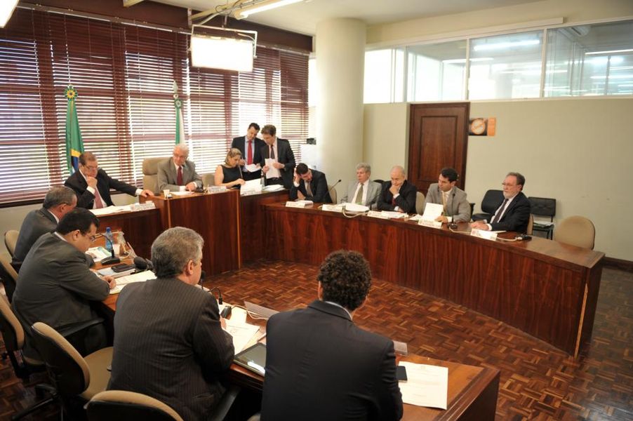 Parlamentares reunidos na sessão extraordinária da CCJ desta segunda-feira (28).