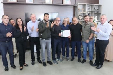 Deputado Adriano José (PP) entrega Menção Honrosa ao Grupo Gralha Azul, de Paranavaí