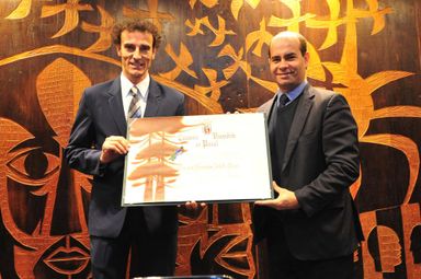 Assembleia homenageia Emanuel, o "rei do vôlei de praia", com título de Cidadão Benemérito do Paraná
