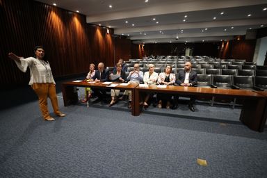 Assembleia promove visita guiada para delegações da Polônia e de Portugal