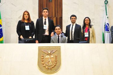 Mesa Executiva e governadora são eleitas e empossadas no Parlamento Universitário