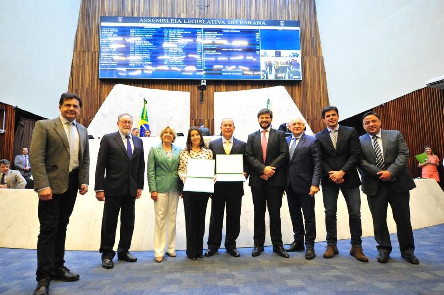 Dirigentes da Folha de Londrina durante homenagem na Assembleia Legislativa