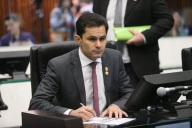 Deputados aprovam isenção de tarifa do pedágio para pessoas com autismo e Síndrome de Down