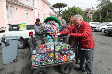 Entrega de material arrecadado marca encerramento da primeira fase da campanha “Tampinha Solidária”
