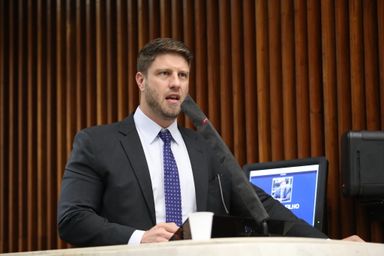 Deputado Requião Filho cobra explicação sobre situação de colégios estaduais