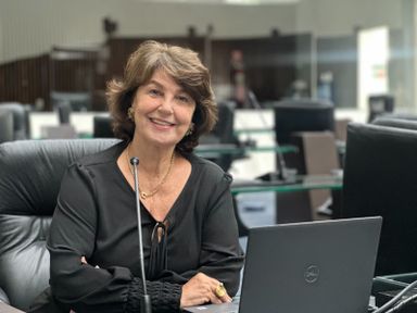 Deputada Cristina Silvestri (PP) propõe ampliação da licença-paternidade no Paraná; PEC tem apoio de 24 parlamentares