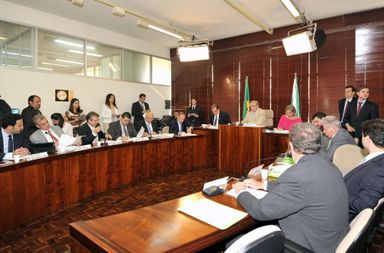 CCJ suspende votação de mensagem que altera valores do ICMS e do IPVA à espera de mudanças no texto original