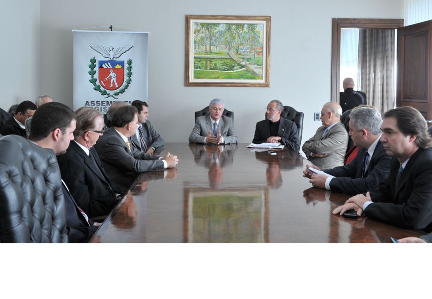 Diretor Geral do Detran conversa com deputados na Alep.