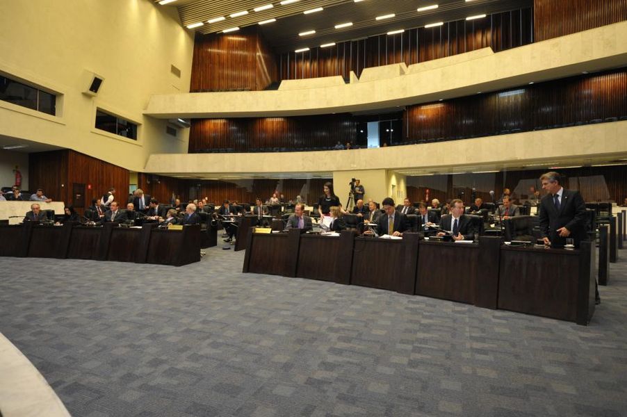 Parlamentares reunidos no plenário durante a sessão nesta quarta-feira (05). 