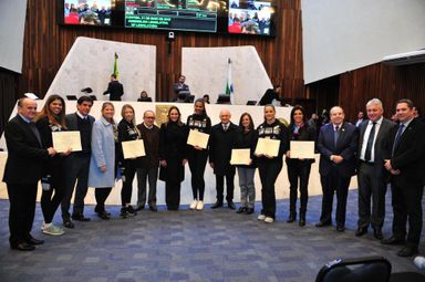 Assembleia presta homenagem à equipe feminina de vôlei do Curitiba Carob House, campeã da Superliga da Série B