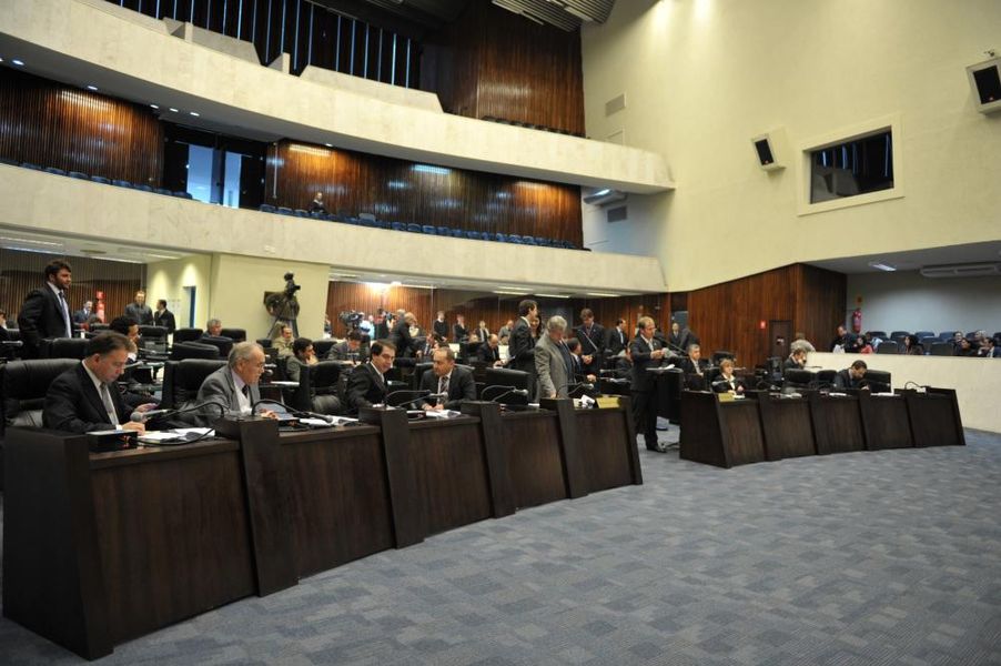 Deputados do Paraná reunidos na sessão plenária desta segunda-feira (24). 