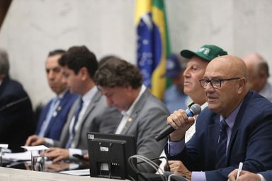 Defesa da cadeia leiteira do Paraná passa pelo apoio aos pequenos produtores, avalia deputado Luiz Claudio Romanelli (PSD)