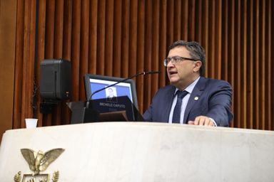 Emendas apresentadas pelo deputado Michele Caputo atendem farmácias e alteram regras para o parcelamento de impostos