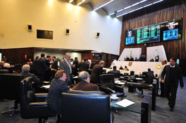 Projeto para que as mulheres possam desembarcar dos ônibus com mais segurança é aprovado em 1º turno